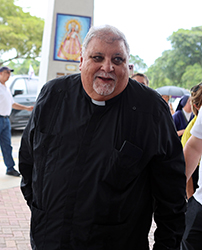 ﻿El rector Espino en recorrido por iglesias de Miami. ﻿La virgen de la Caridad nos ayudará a concretar la libertad para Cuba