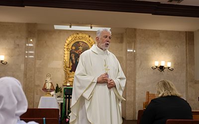 ﻿Padre Menéndez en el Centro Asturiano. ﻿La Covadonga y la Caridad han marcado una historia religiosa de fe y esperanza