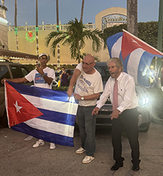 Exiliados protestan frente al Versailles. El régimen tiene que parar de pisotear los derechos de los presos políticos