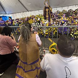 Los cubanos se aferran a la fe y a los milagros de San Lázaro en su día