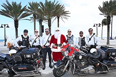 Santa Claus rompió el protocolo y celebró la Navidad en la playa