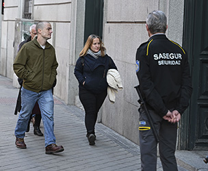 Albares se reúne con cuatro de los seis presos españoles repatriados desde Venezuela