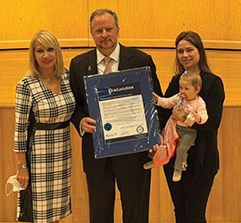 La presidenta de La Junta Escolar de Miami-Dade Mari Tere Rojas, reconoce al Hotel Biltmore por su centenario