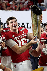 Sigue siendo el rey. Fernando Mendoza corona a Indiana y el orgullo cubanoamericano se roba el show en el campeonato nacional