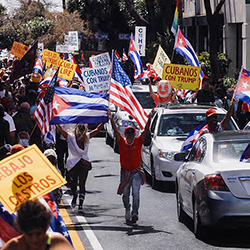 Exiliados piden a Trump derribar muro. Voces de ¡Cuba Libre! se escucharon duro y detonante en todo el Tropical Park