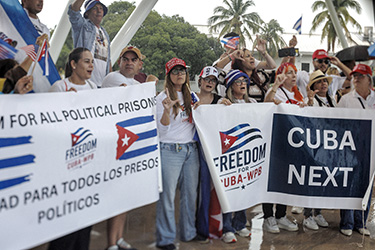 Exilio oró bajo torrencial aguacero. No más patria y muerte: ¡Viva la absoluta libertad!