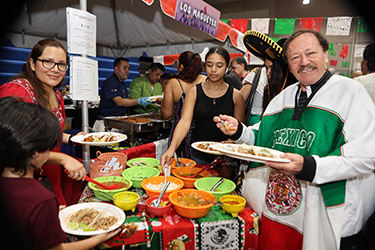 Tacos y mariachis en bares y restaurantes. 5 DE MAYO: ALEGRÍA EN LA CELEBRACIÓN DE LA BATALLA DE PUEBLA EN MÉXICO