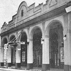 El Teatro Principal de la Comedia una velada llena de balas