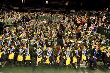 Felicidades a los de más mil cien graduados de Lincoln-Martí