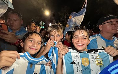 Una noche de gritos y goles. ¡Messi desató la gran locura en la Collins…!