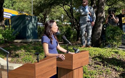 La candidata demócrata en Texas acude a la casa del gobernador para retarlo a un debate