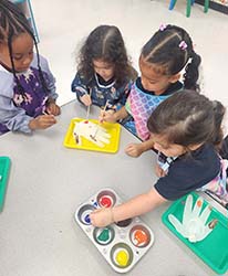 Niños de LINCOLN-MARTÍ exploran la ciencia y los sentidos con el experimento ‘Manos de Hielo’