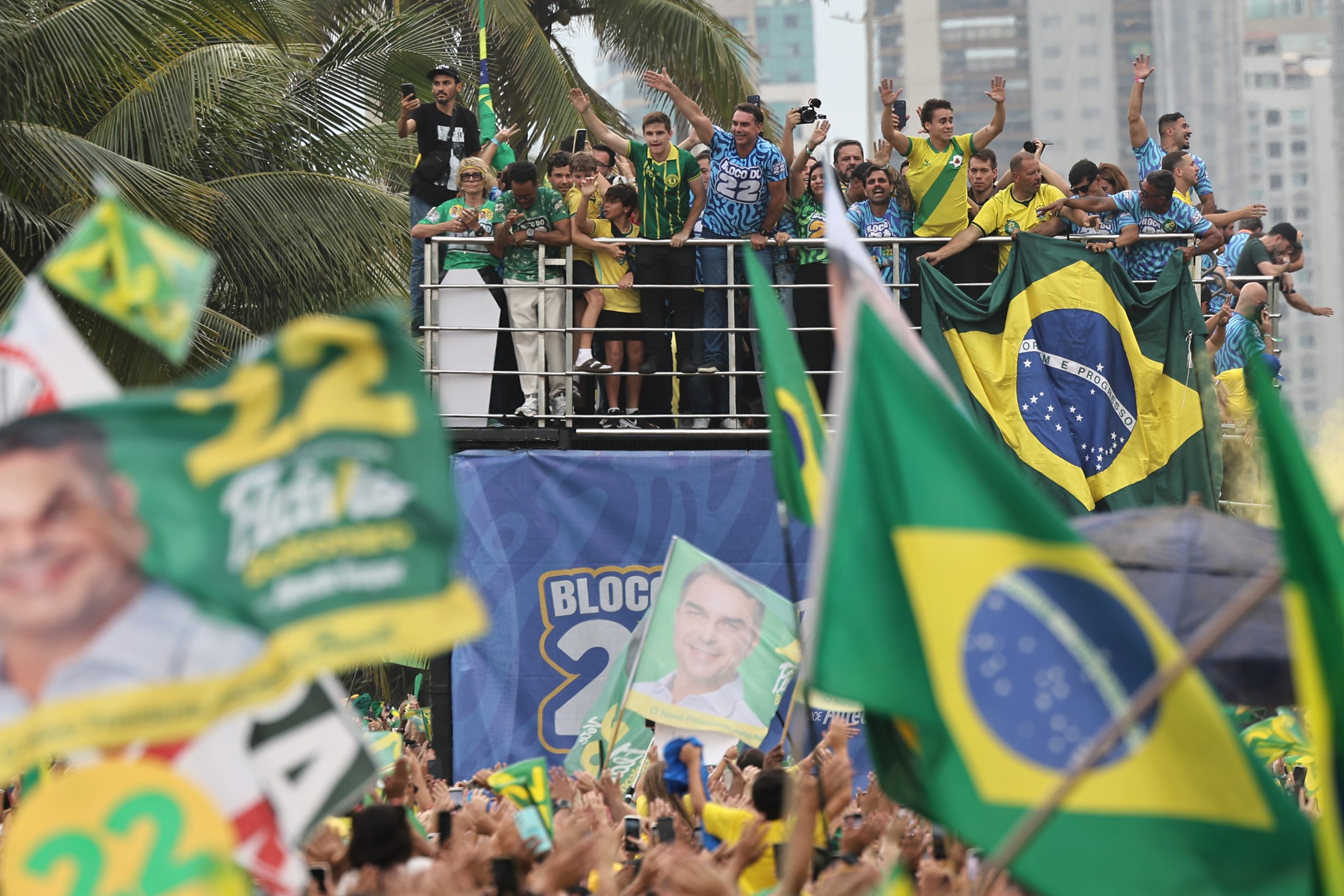 A un día de las elecciones de Brasil: fin de campaña multitudinario y empate en encuestas