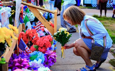 El altar de un mexicano muerto por ICE se llena de pegatinas electorales en Texas (EE.UU.)