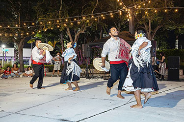 Las danzas y cánticos en Miami Beach. La majestuosidad del Perú desató los aplausos