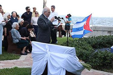 INAUGURAN BANCO CONMEMORATIVO EN HONOR A LAS VÍCTIMAS. Dolor y lágrimas al recordar el hundimiento del remolcador 13 de Marzo
