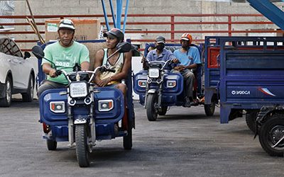 El ‘duro trabajo’ de los triciclos eléctricos para aliviar la crisis de basura en Cuba